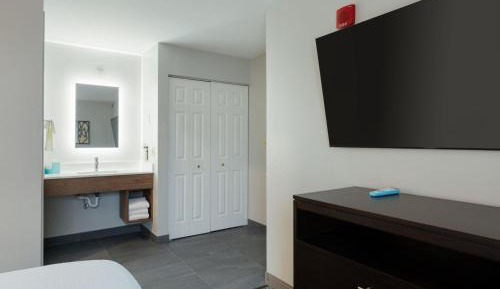 Two-Bedroom Suite with One King and One Queen Bed