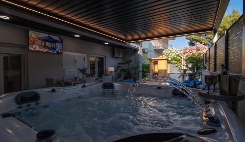 Three bedroom apartment with hot tub 