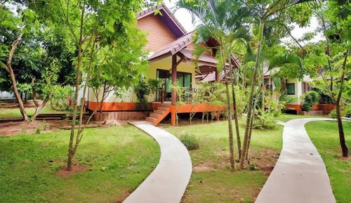 Deluxe Bungalow with Garden View