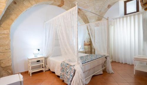 Deluxe Room (2 Adults + 1 Child)