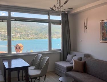 Deluxe One-Bedroom Apartment