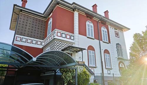 Deluxe Two-Bedroom Apartment with Garden View