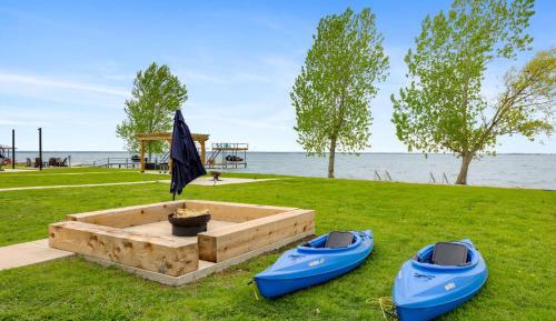 Bungalow - Water Front 