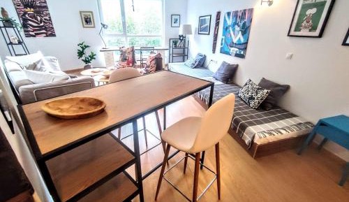 Deluxe One-Bedroom Apartment