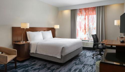 King Room with Adapted Tub - Mobility and Hearing Accessible