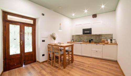 Deluxe One-Bedroom Apartment