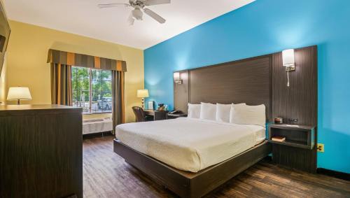 King Room - Non-Smoking  (No Pets)