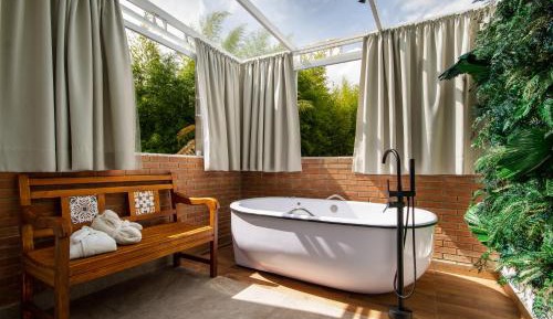 Queen Room with Spa Bath