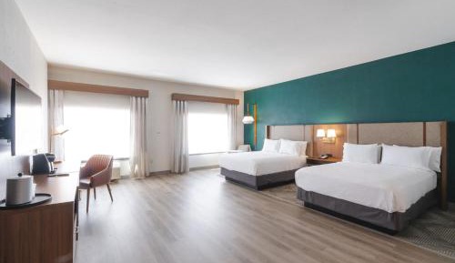 Queen Room with Two Queen Beds with Roll-In Shower - Disability Access