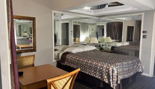 Deluxe Queen Suite