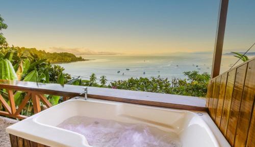Deluxe Bungalow with Ocean View & Jacuzzi