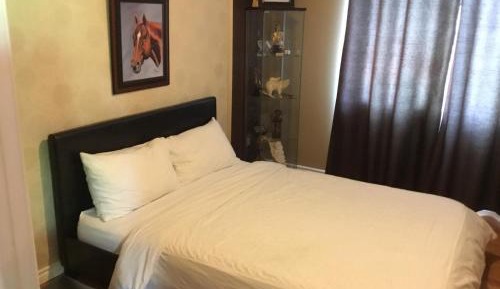 Queen Room with Shared Bathroom - First Floor