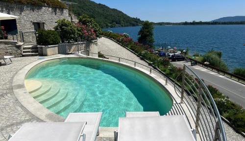 One-Bedroom Apartment with Lake View
