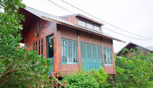 Bungalow with Garden View