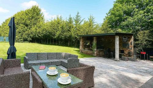 Apartment with Garden View