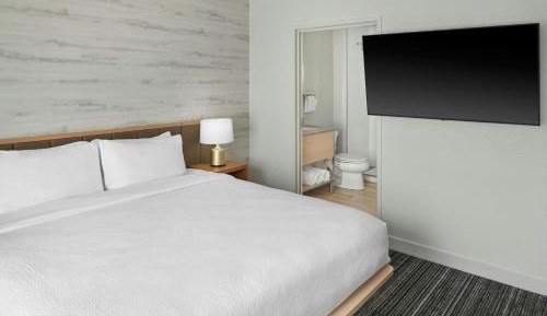 King Studio with Sofa Bed and Adapted Tub - Mobility Accessible