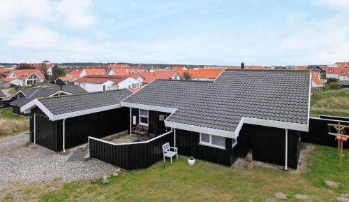 Three-Bedroom Holiday Home 