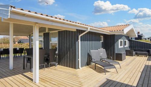 Three-Bedroom Holiday Home 
