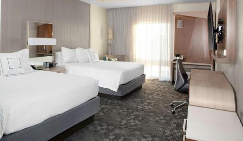 Larger Guest room, 2 Queen, Sofa bed  