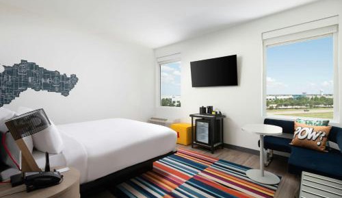 Queen Suite with Sofa Bed and Roll-in Shower - Mobility and Hearing Accessible
