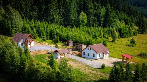 Three-Bedroom Apartment with Mountain View