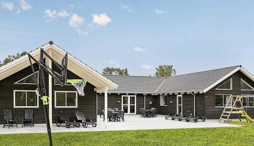 Ten-Bedroom Holiday Home