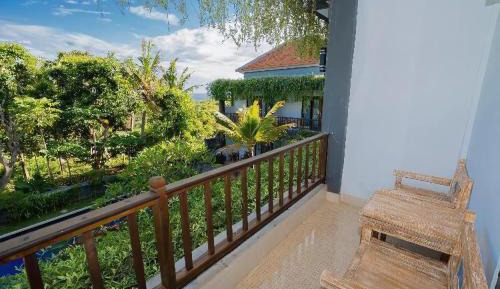 Deluxe Double Room with Side Sea View