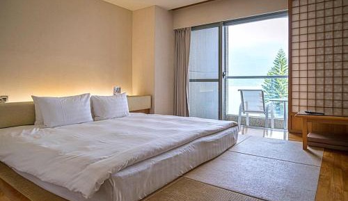 Deluxe Double Room with Side Lake View