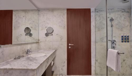 750 sqft Bedroom Apartment with Kitchenette (Complimentary Lounge Access with 2 IMFL drinks & snack buffet during 1800 to 2000 hrs)