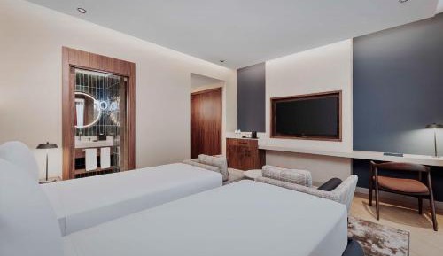 Connecting Deluxe Queen Room with Balcony