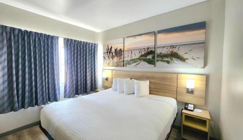 Deluxe King Suite - Non-Smoking