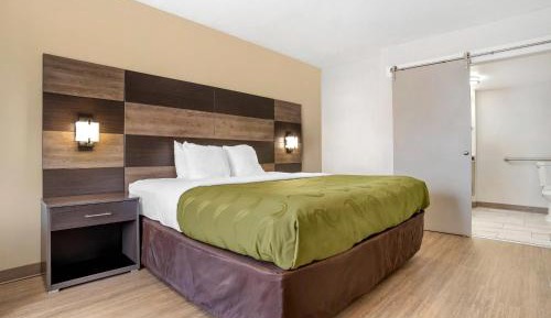 King Room - Accessible/Smoking