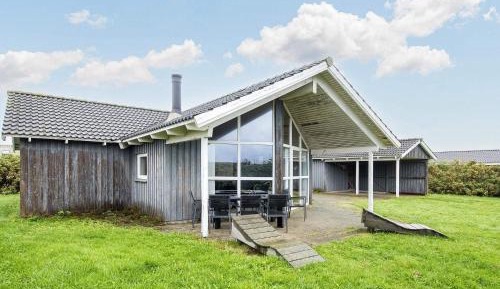 Three-Bedroom Holiday Home 