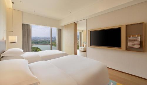 Twin Room with Two Twin Beds, Lake View and Sofa Bed