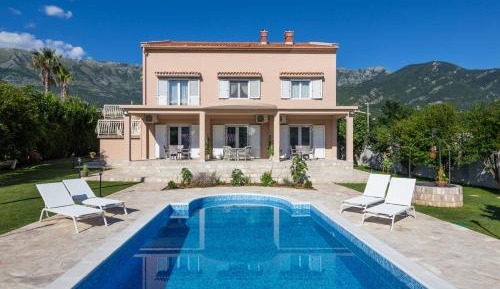 Apartment with Pool View 