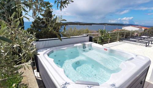 Three Bedroom Apartment with Balcony and Sea View