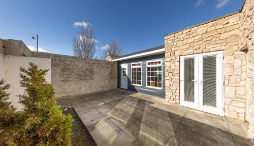 Deluxe One-Bedroom Apartment