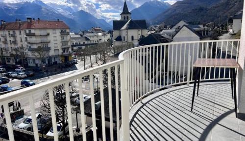Three-Bedroom Apartment with Balcony