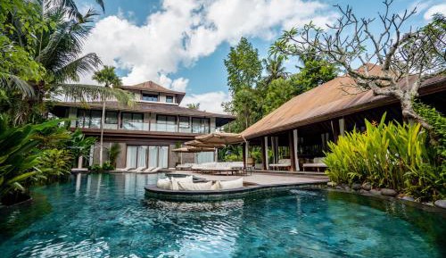 Villa with Garden View