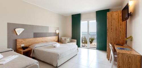 Deluxe Double Room with Balcony and Sea View