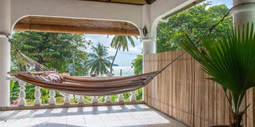 One-Bedroom Apartment with Sea View