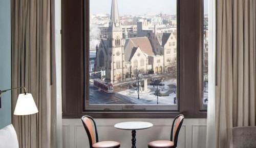 Corner King Room with City View