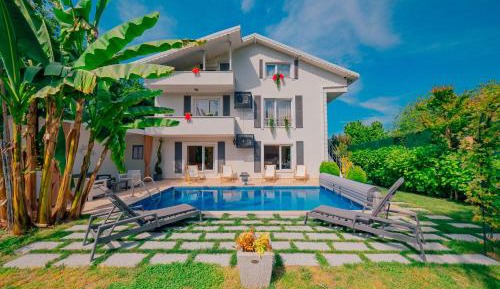 Villa with Garden View