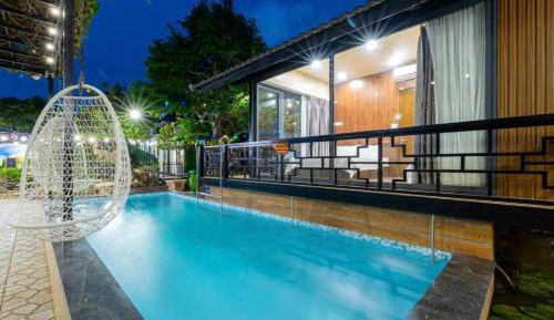 Villa with Garden View