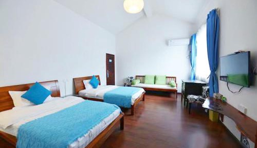Comfort Room with two single beds