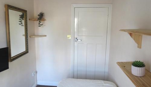 Single Room with Shared Bathroom