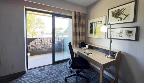 Deluxe King Room with Balcony - Non-Smoking