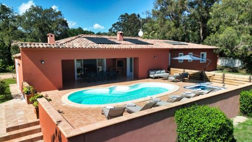 Deluxe Villa with Private Pool and Spa (8 Adults)