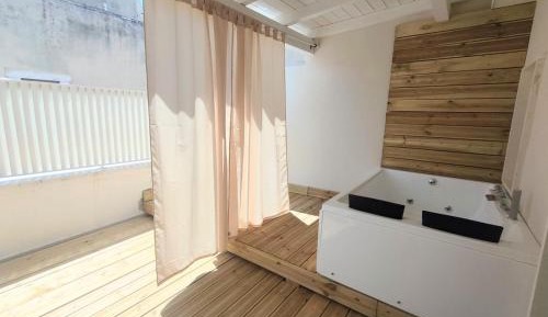 Deluxe Suite with Spa Bath