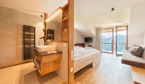 Large Family Room (2 Adults + 2 Children)